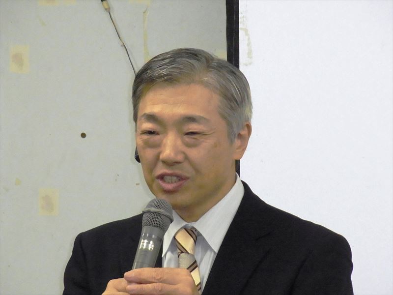 マイクを持って離す佐々木理事長