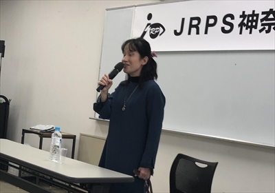 マイクを持って離す亜矢子さんの写真です