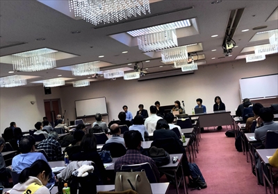 訓練施設をでた方々のシンポジウムの写真です。