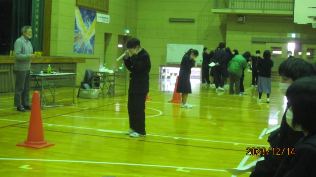 筒を覗いて落とした物を探している写真です。