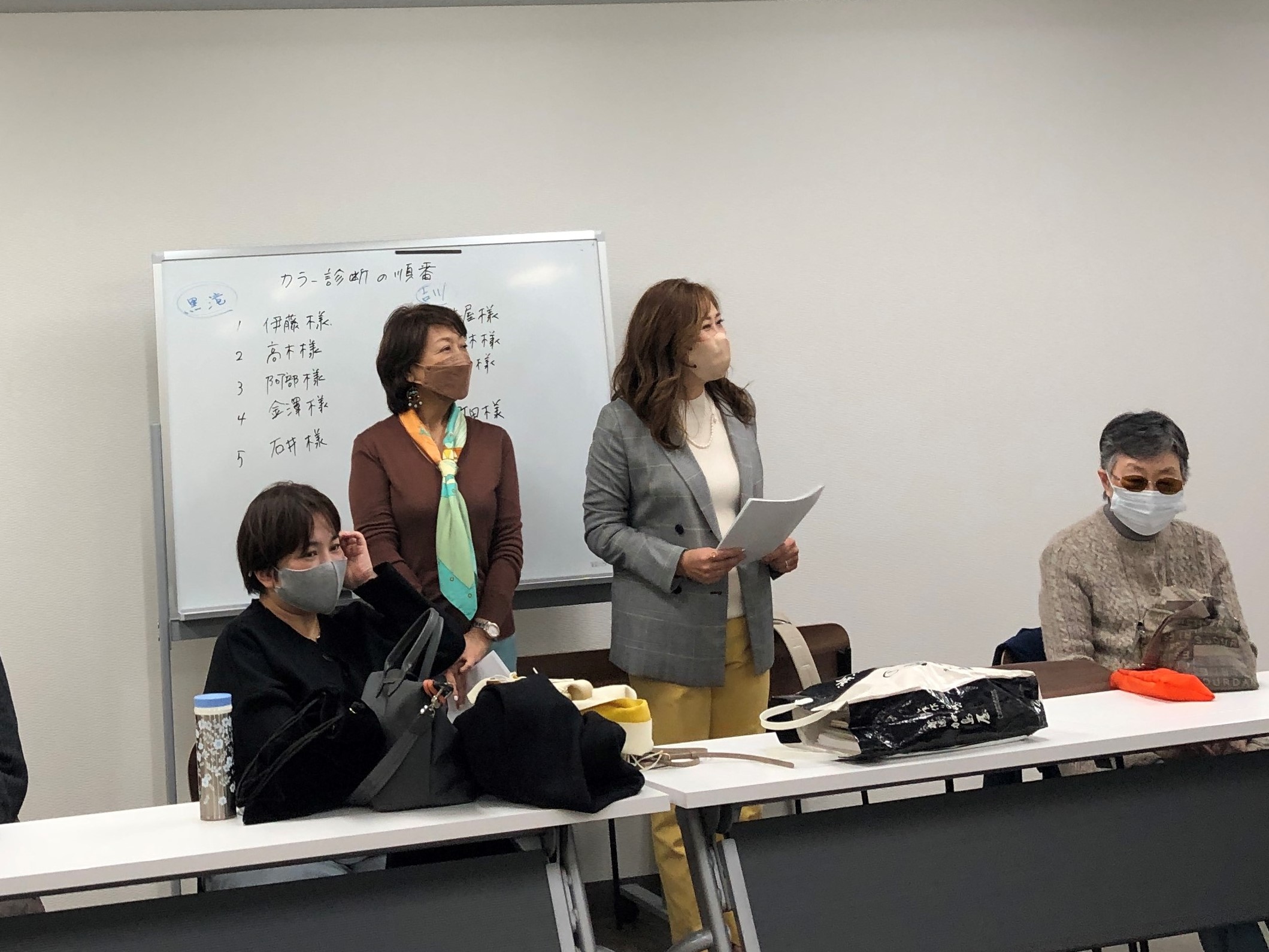 パーソナルカラーの説明をされる吉川先生と黒滝先生