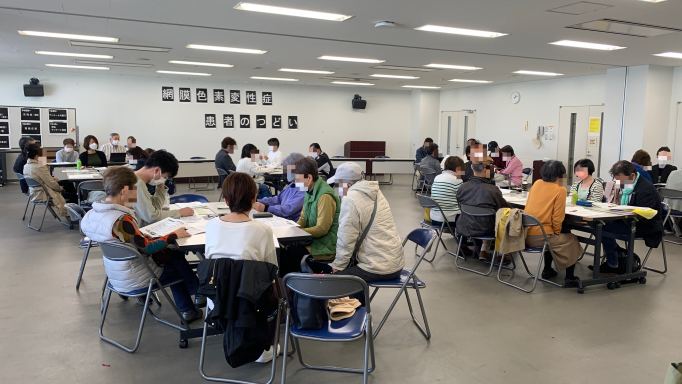 6グループに分かれて話し合いの時間の様子。(患者さんのお顔はぼかしています)