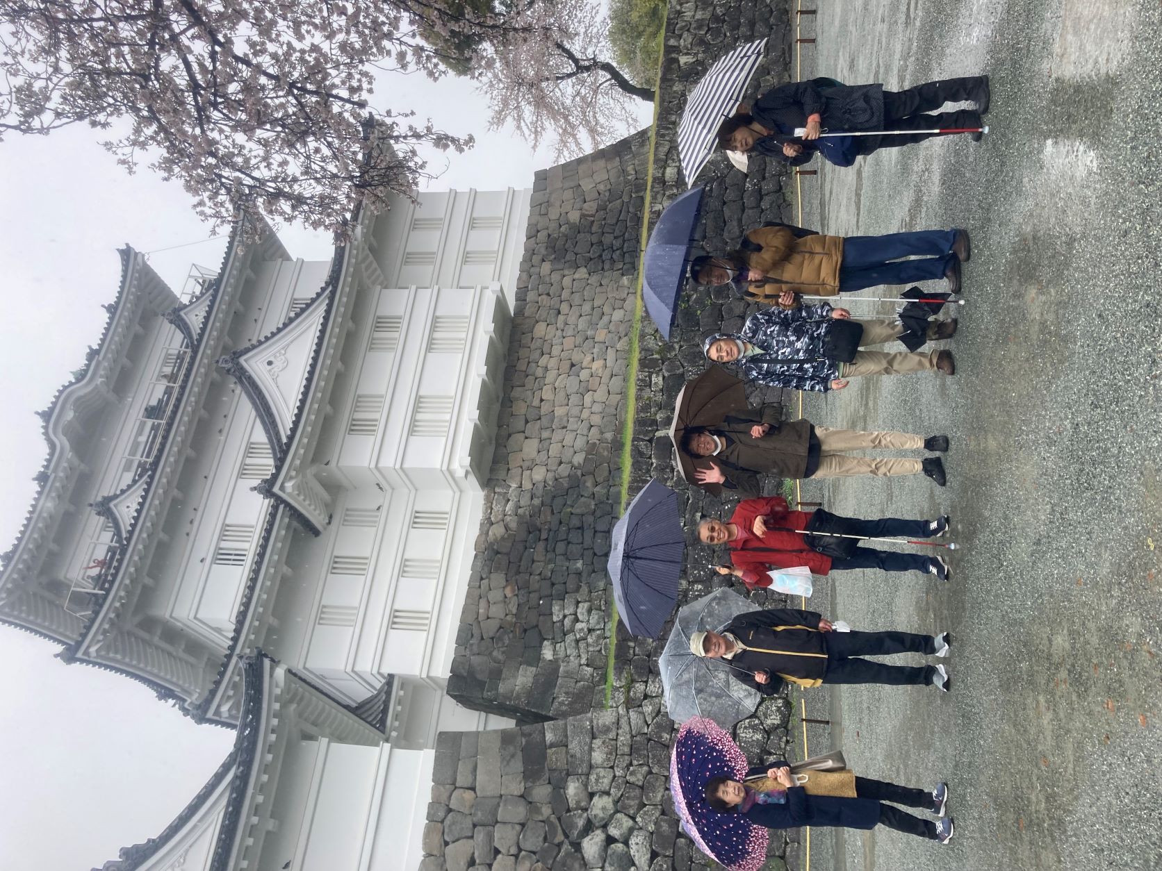 雨に煙る小田原城での集合写真、見えない!