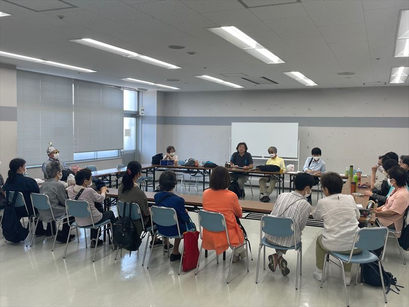 テーブルをロノジにして参加者が座った会場風景の写真